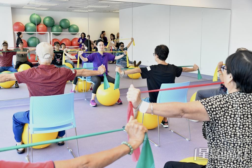 地區康健中心為市民提供運動工作坊。