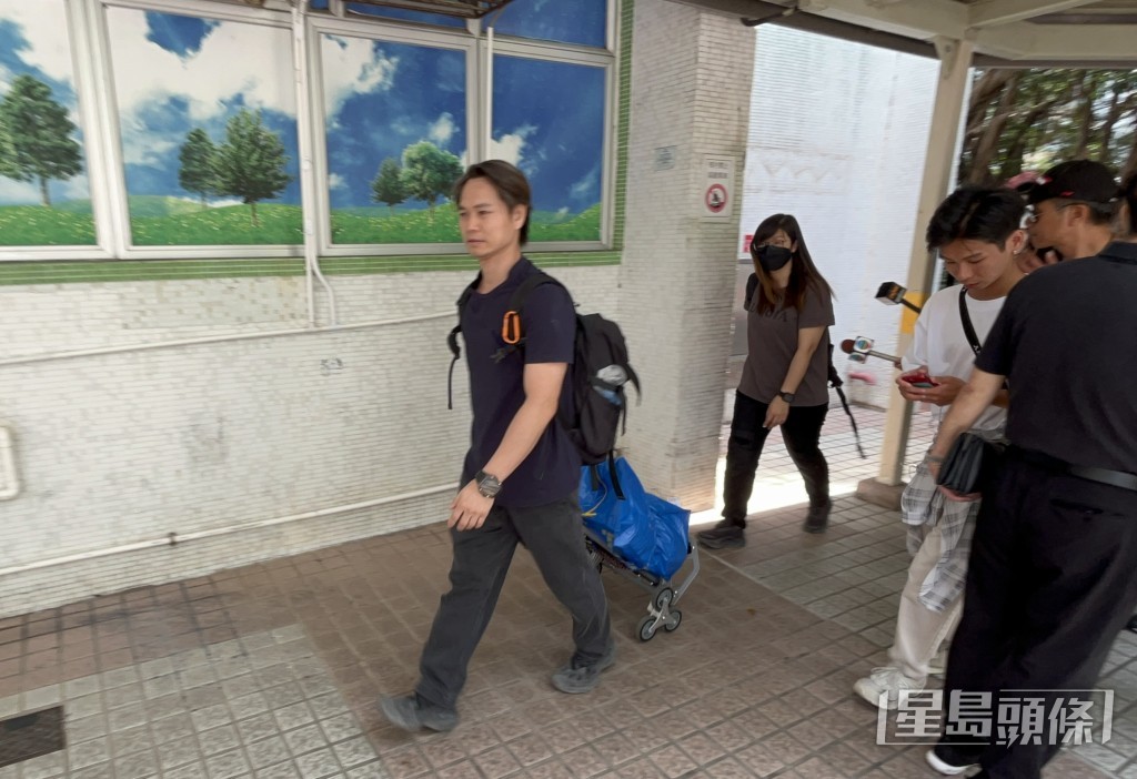 歐先生帶走子女的獎盃及小量金器。