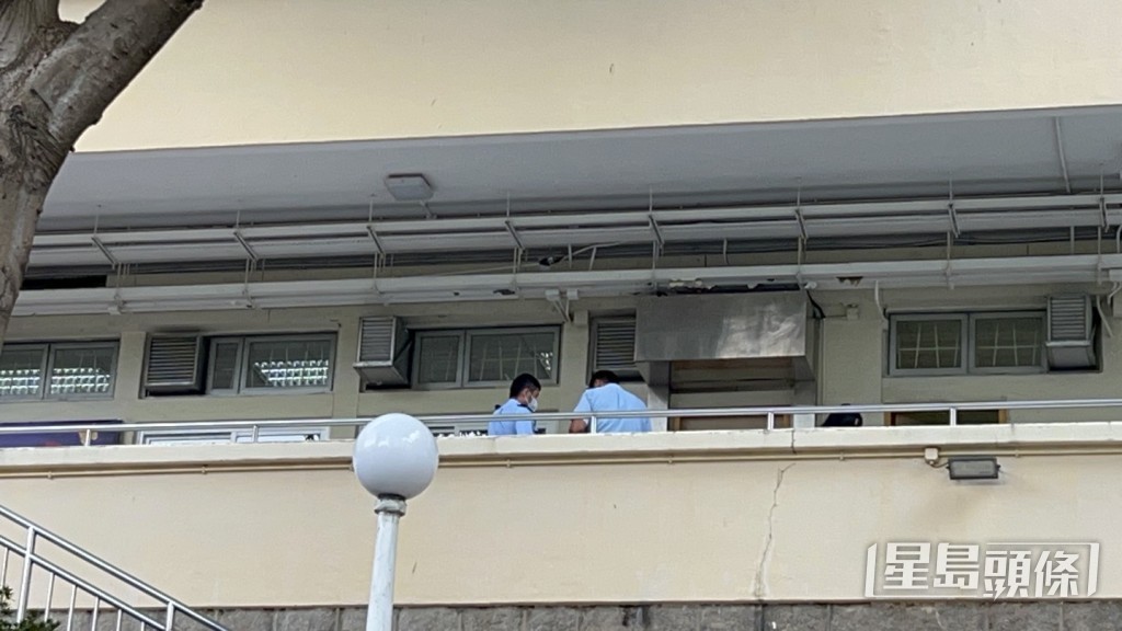 警員登上課室樓層調查。楊偉亨攝 警員登上課室樓層調查。楊偉亨攝