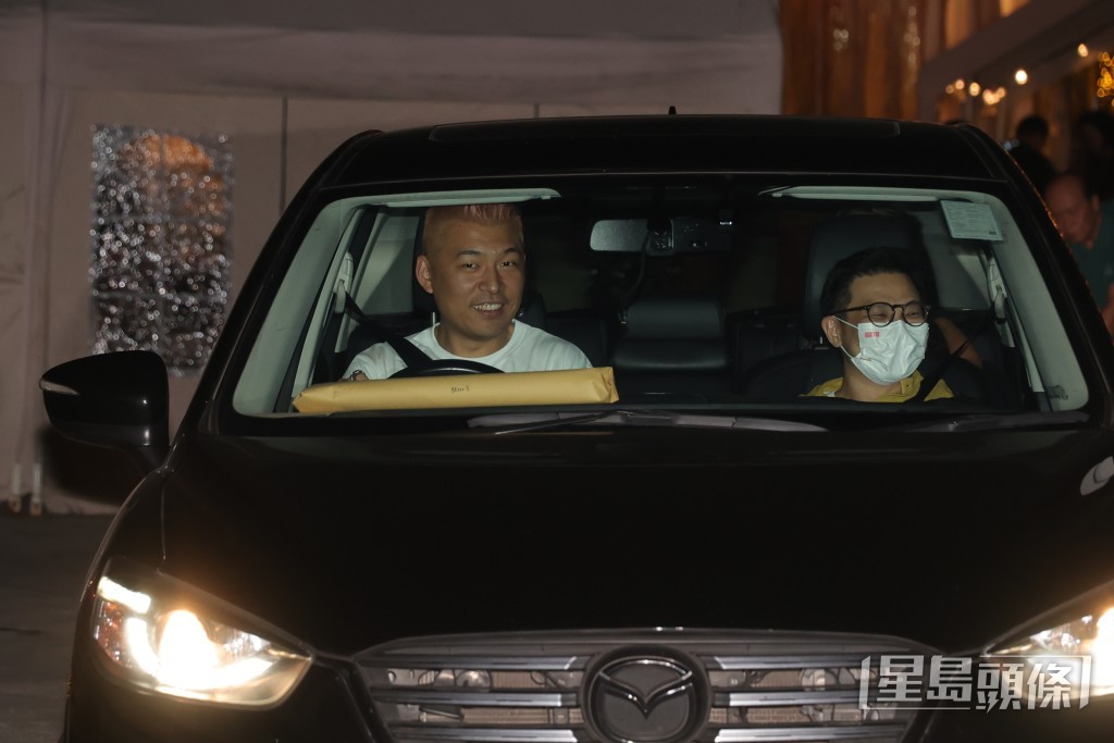 一眾賓客約10時離開。