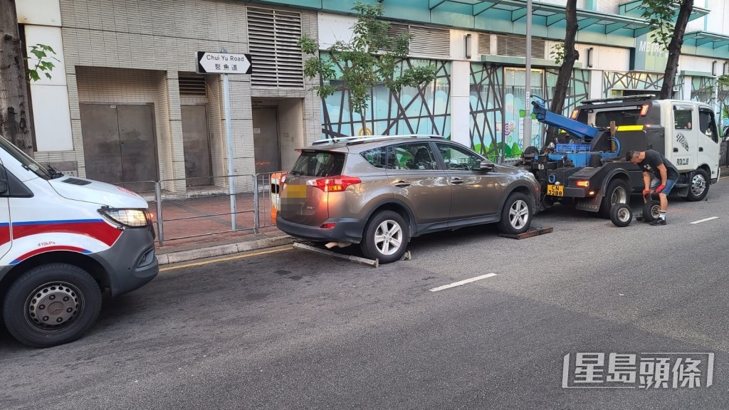路邊違泊問題嚴重。(資料圖片) 路邊違泊問題嚴重。(資料圖片)