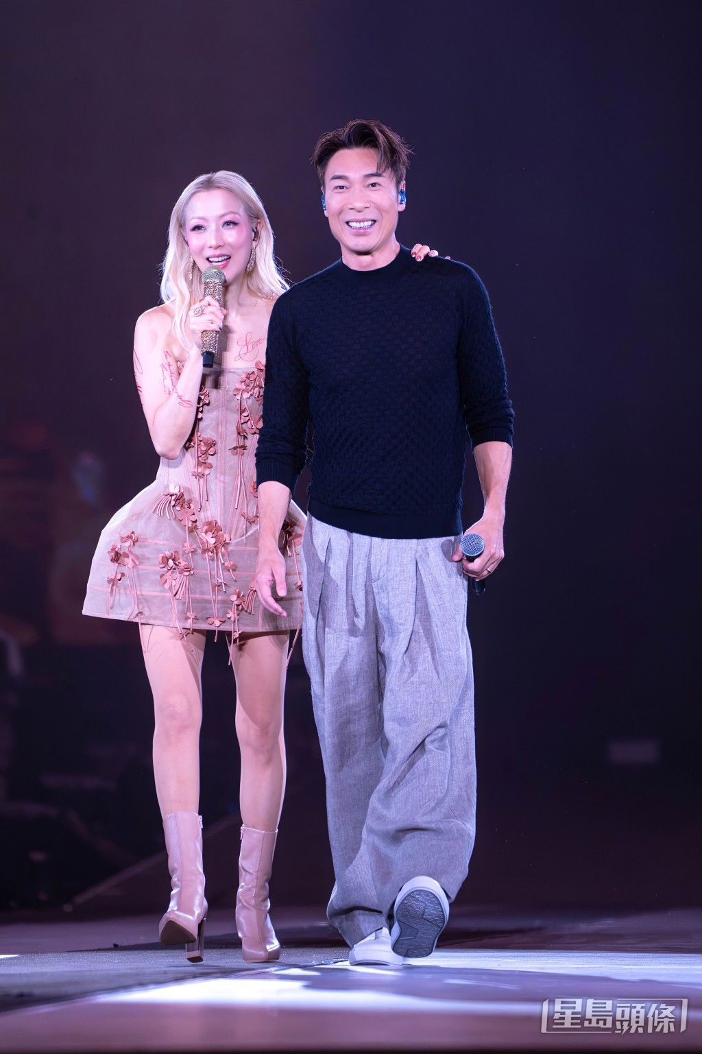 老公許志安就上台力撐她。 老公許志安就上台力撐她。