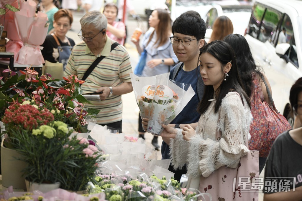 不少市民母親節會選擇購買花束送予媽媽。