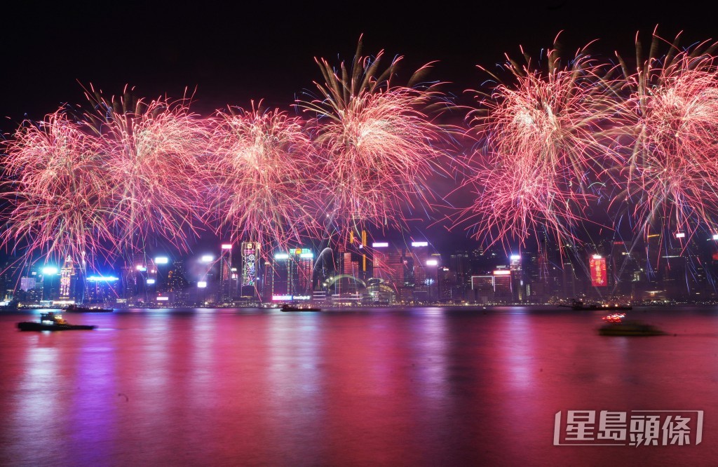 賀歲煙花在維港上空綻放。劉駿軒攝 賀歲煙花在維港上空綻放。劉駿軒攝