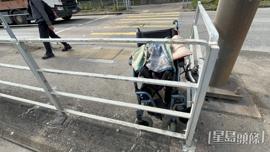 電動輪椅遺在安全島上。楊偉亨攝 電動輪椅遺在安全島上。楊偉亨攝