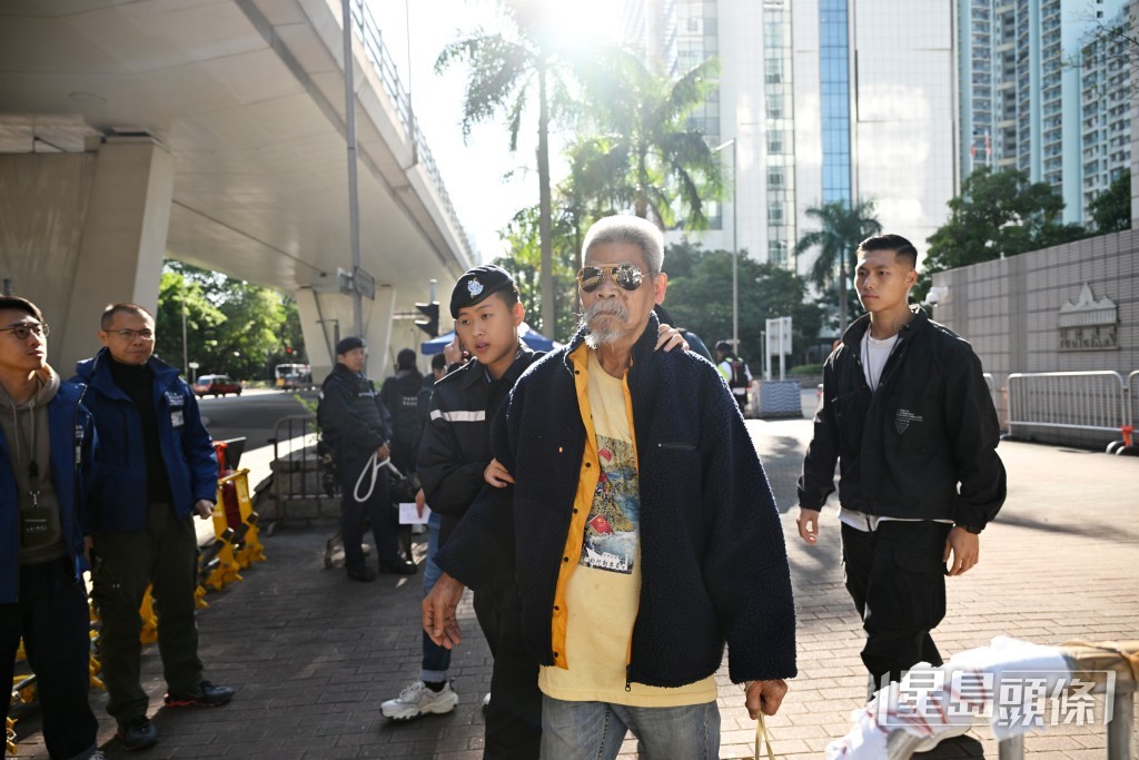 年屆80歲、患末期直腸癌的社運人士古思堯(右二)今午(8日)因病離世。資料圖片 年屆80歲、患末期直腸癌的社運人士古思堯(右二)今午(8日)因病離世。資料圖片