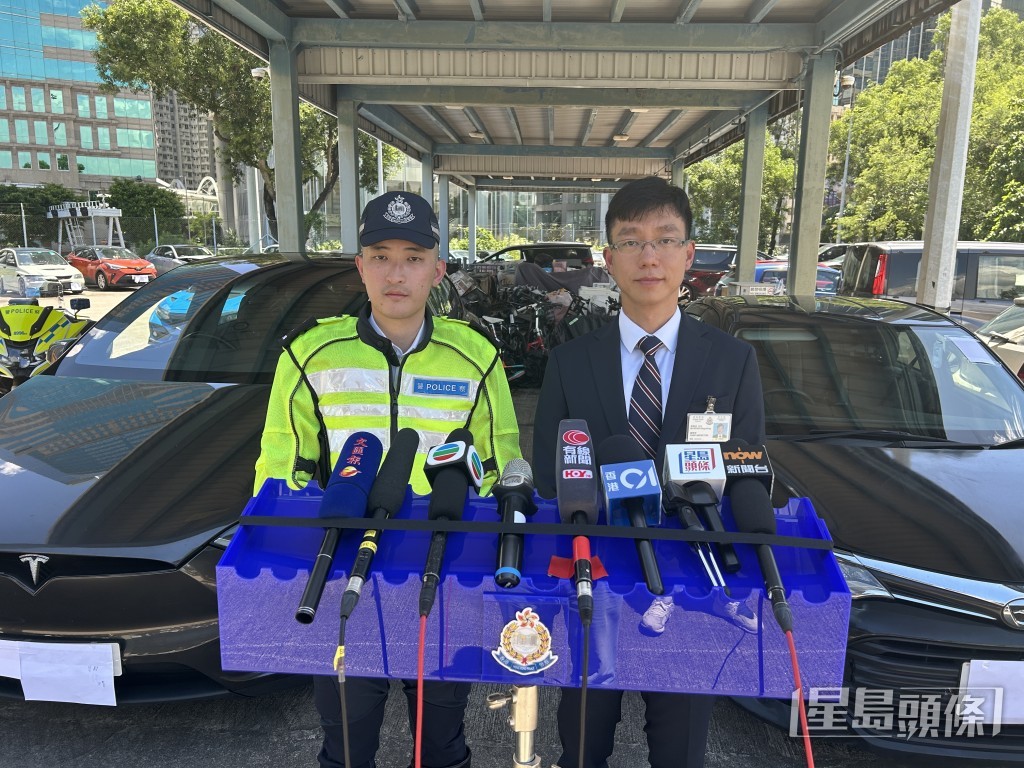 港島總區重案組總督察黃競成（圖右）及港島總區交通部執行及管制組督察嚴思浩講述案情。林思明攝