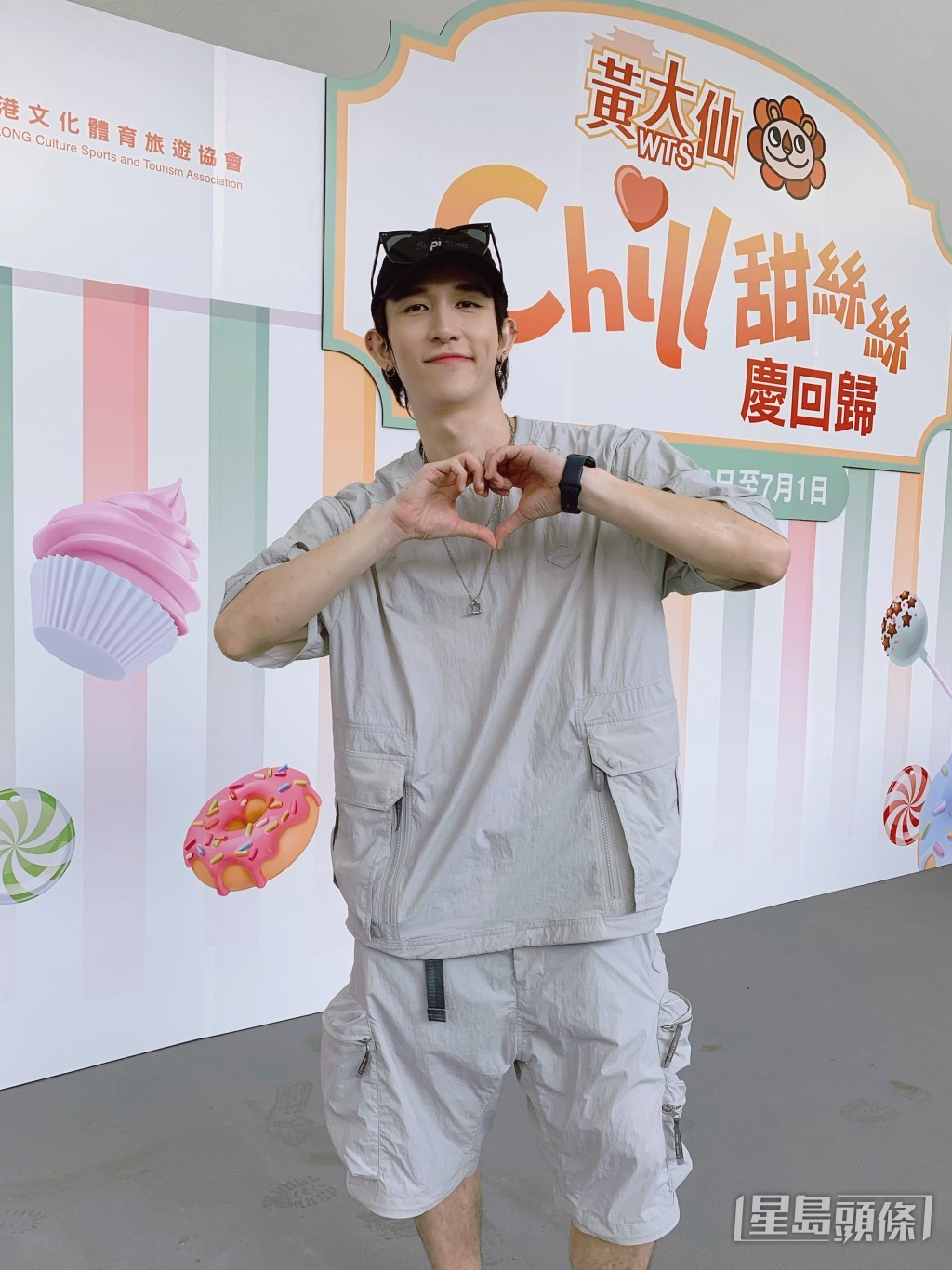 Ash為發起「Love is All愛無限」活動,任一日店長義賣曲奇。 Ash為發起「Love is All愛無限」活動,任一日店長義賣曲奇。