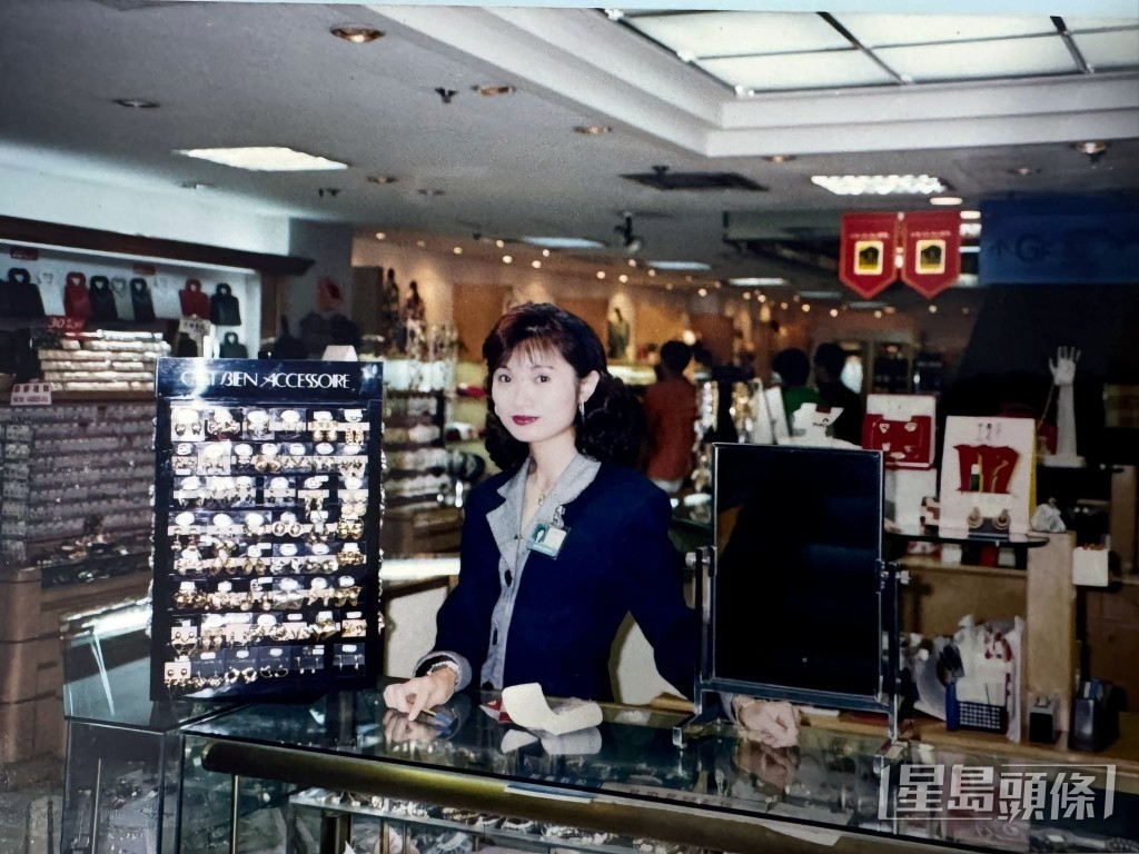 第一次離婚後，29歲的她努力工作，是8間店舖副經理。