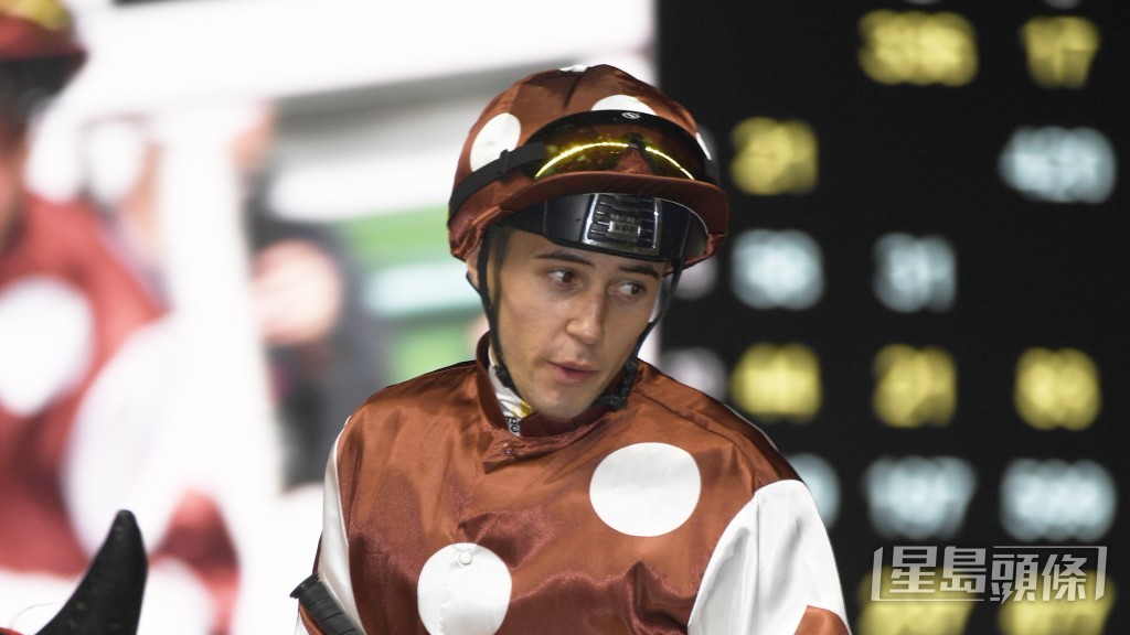 今朝麥文堅替「森林王子」出試後，與羅富全足足傾了近十分鐘。