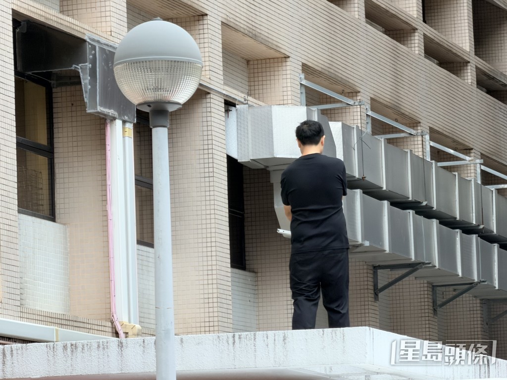 男子手持角鐵,在簷篷位置來回踱步。 男子手持角鐵,在簷篷位置來回踱步。