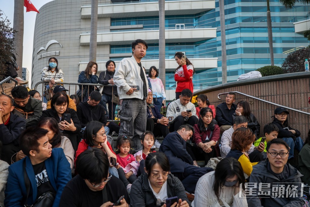 灣仔海旁逼滿人。 灣仔海旁逼滿人。