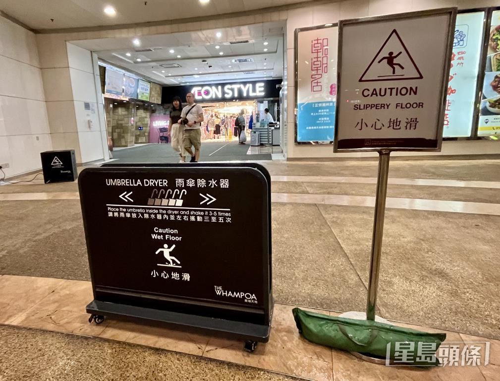 有貿易公司指,「走塑令」下禁派雨傘膠袋,令雨傘除水器熱賣。 有貿易公司指,「走塑令」下禁派雨傘膠袋,令雨傘除水器熱賣。