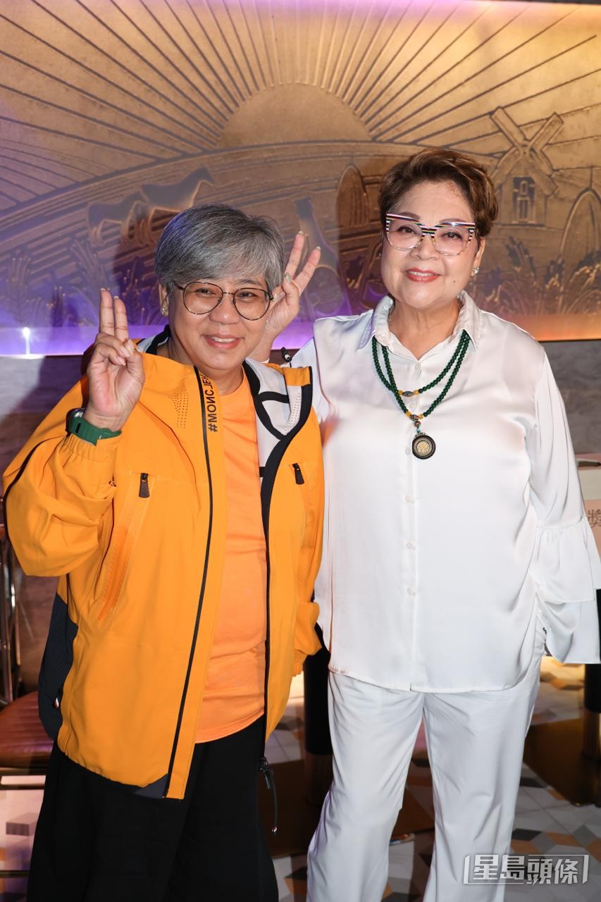 肥媽、李麗霞(黑妹)昨晚出席《中年好聲音1》100強聚舊會。 肥媽、李麗霞(黑妹)昨晚出席《中年好聲音1》100強聚舊會。