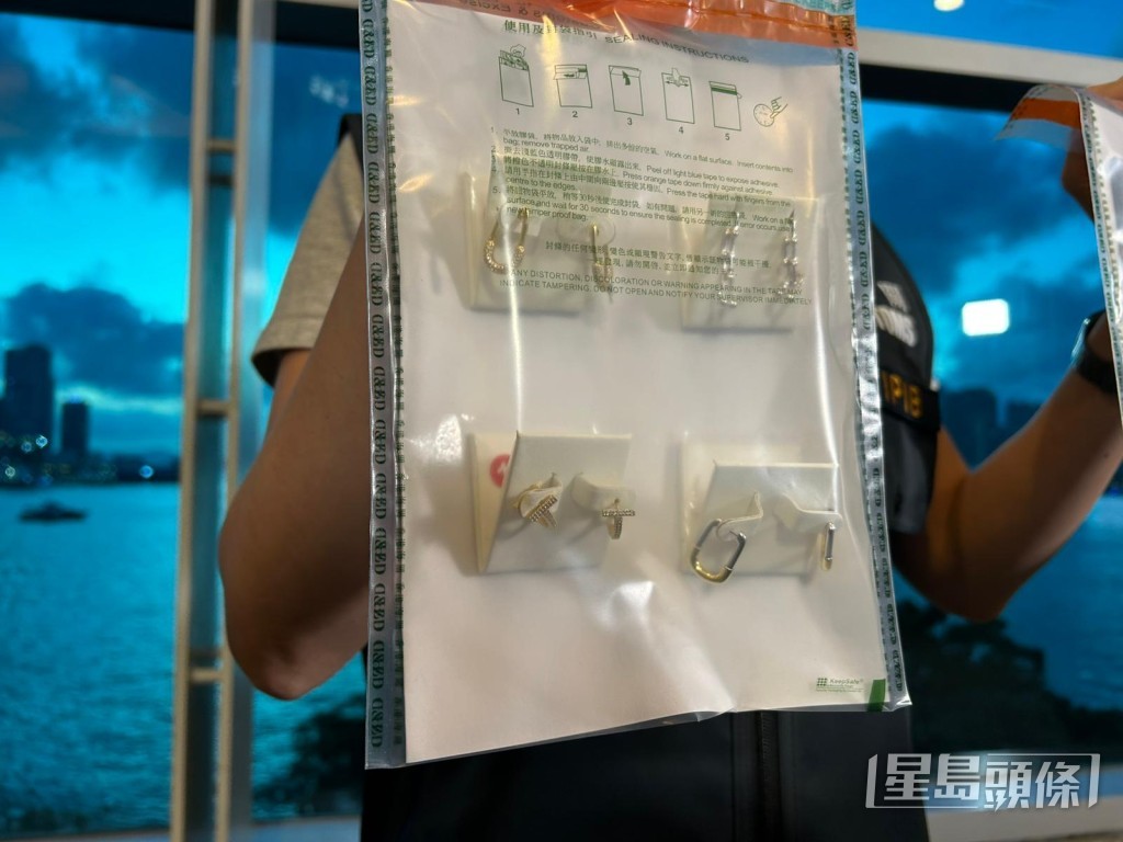 海關發現,涉案參展商以正貨價一折,試圖出售這批翻版首飾。 海關發現,涉案參展商以正貨價一折,試圖出售這批翻版首飾。