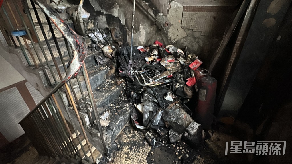 梯間遺下大堆被燒毀的雜物。劉漢權攝 梯間遺下大堆被燒毀的雜物。劉漢權攝