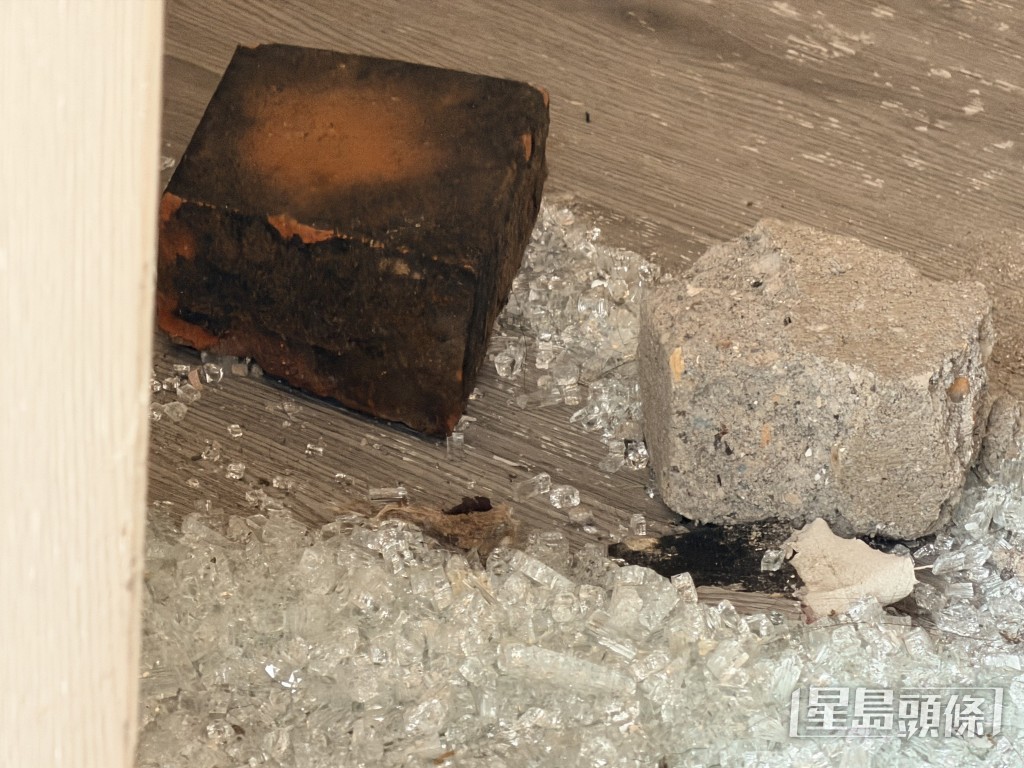 地上遺大磚頭。 地上遺大磚頭。