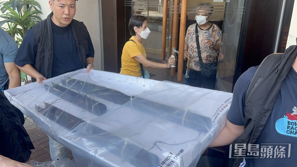 重案組探員檢走光管燈槽。梁國峰攝 重案組探員檢走光管燈槽。梁國峰攝