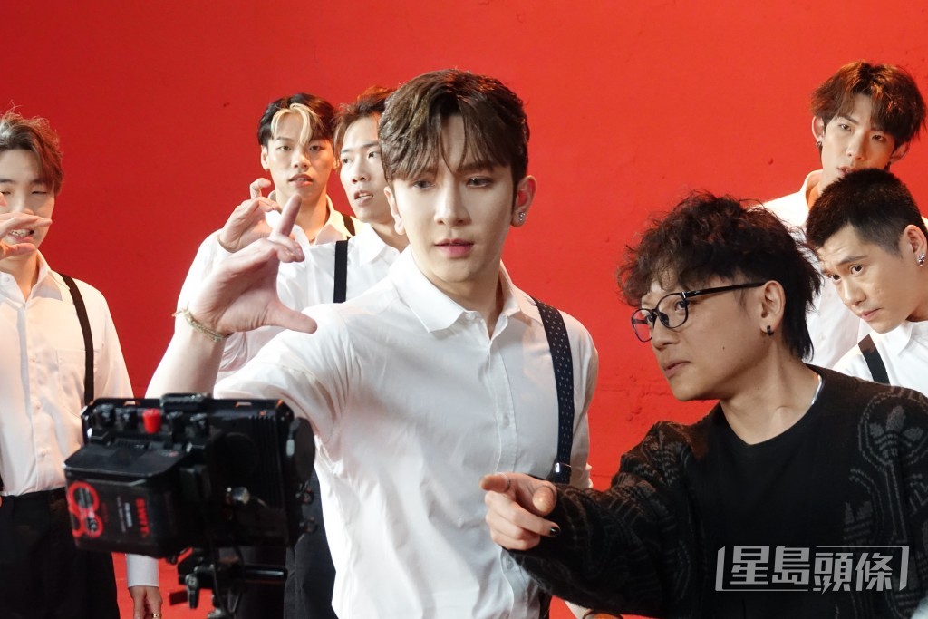 《Charisma》這首歌除了講述求愛過程。