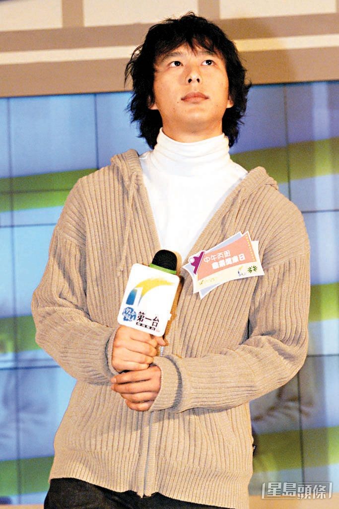 鄧健泓2001年正式成為歌手，並以歌手和演員作雙線發展。