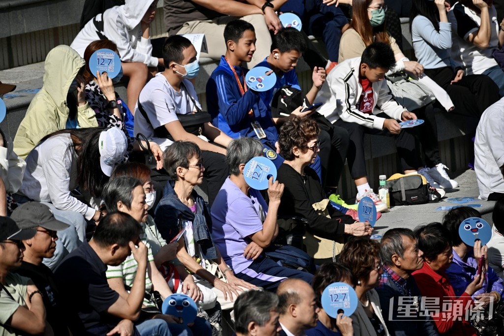 論壇於早上9時半開始一度發生小插曲,首3名候選人介紹政綱後,出現技術故障。 論壇於早上9時半開始一度發生小插曲,首3名候選人介紹政綱後,出現技術故障。