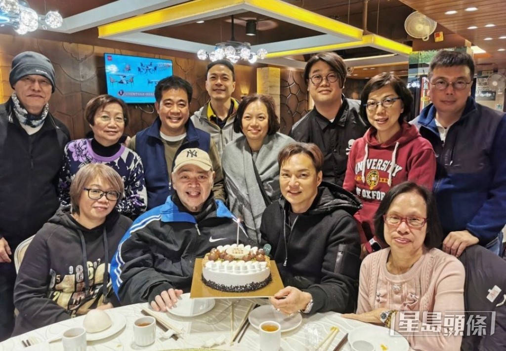 之前相約一班忠粉為張偉文慶祝71歲生日。 之前相約一班忠粉為張偉文慶祝71歲生日。