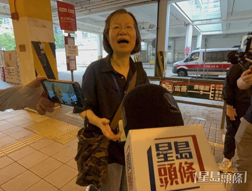 张女士希望寻回亡母的相片。杨伟亨摄 张女士希望寻回亡母的相片。杨伟亨摄