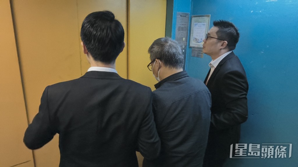 廉署傍晚再押解一名男子到九龍灣辦公室調查，據了解該人為項目經理。黃文威攝