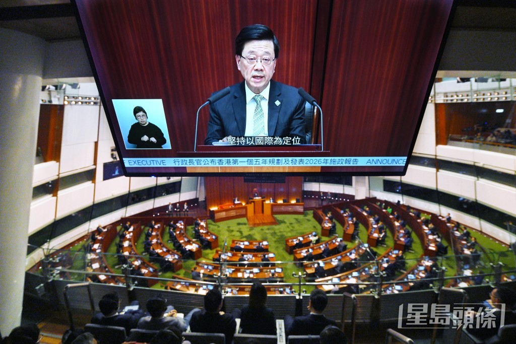 特首李家超在立法會公布「五年規劃」。盧江球攝 特首李家超在立法會公布「五年規劃」。盧江球攝