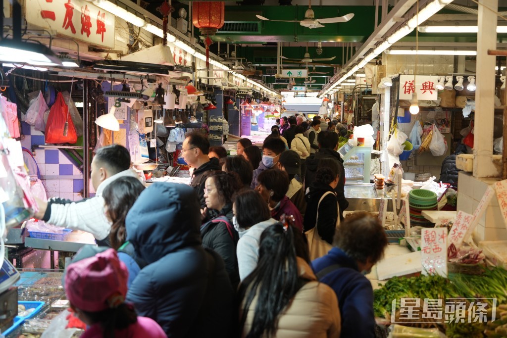 大年三十,九龍城街市人頭涌涌。吳艷玲攝 大年三十,九龍城街市人頭涌涌。吳艷玲攝