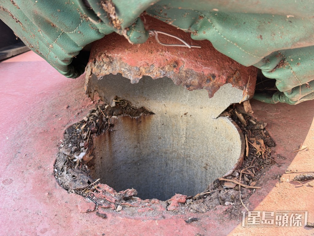 倒塌籃球架支柱底部有生鏽痕跡。