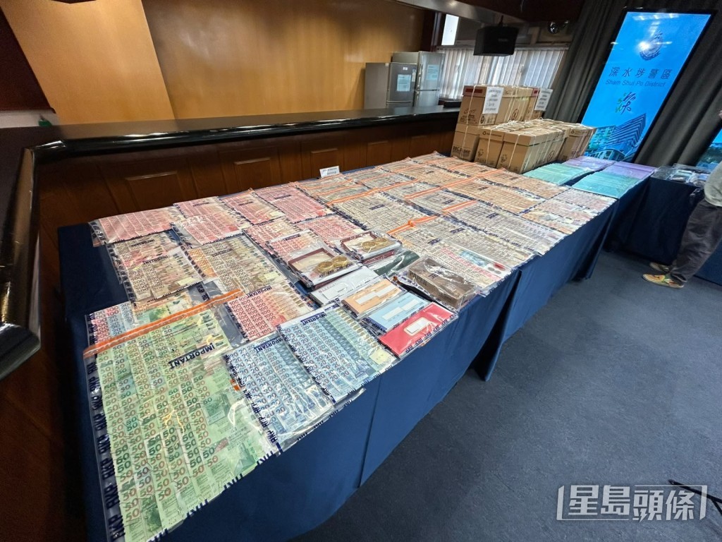 警方檢獲大批現金，懷疑為犯罪得益。