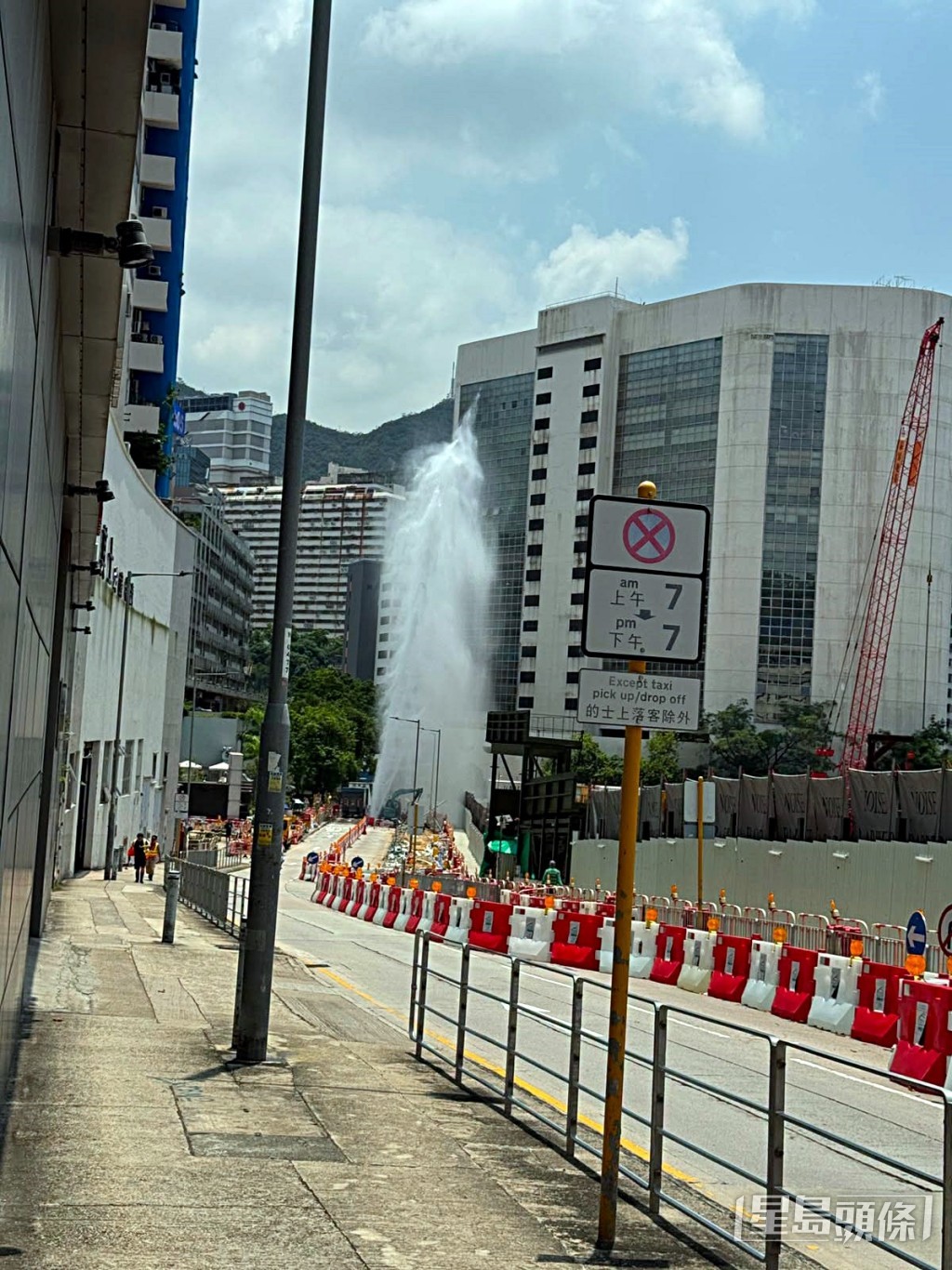 荃灣國瑞路爆水管。fb:新界地區生活連線 荃灣國瑞路爆水管。fb:新界地區生活連線