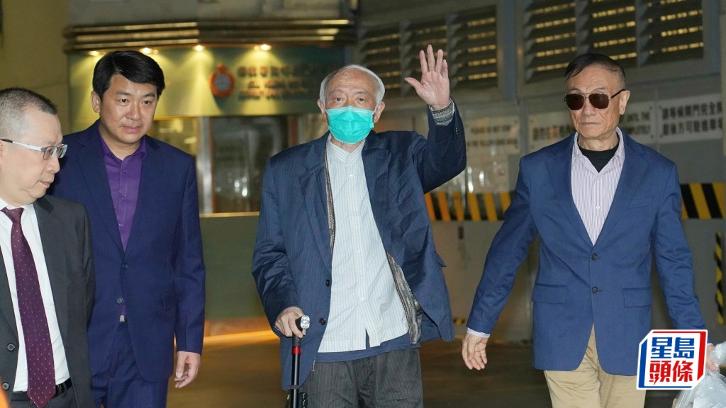 頭髮斑白的詹培忠甫獲保釋走出高院羈留室，即揚手向傳媒打招呼。葉偉豪攝