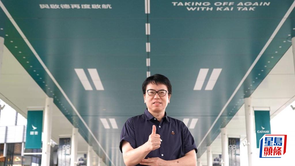 航空历史爱好者吴邦谋珍藏众多航空瑰宝，盼望下一代从旧物中看历史。