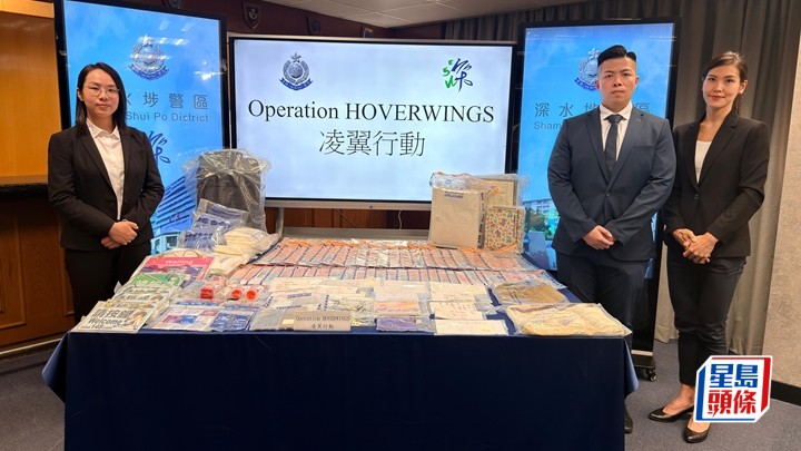 警方展示檢獲的大批證物。梁國峰攝