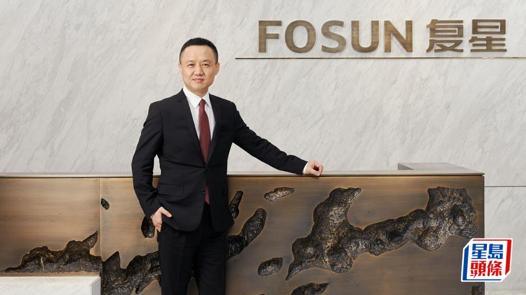 復星國際聯席首席執行官徐曉亮接受專訪，分享企業如何在全球經濟波動下保持穩健發展。