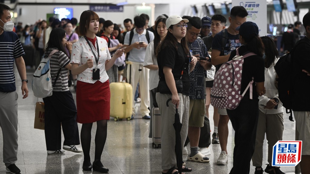台风红霞︱机场多班航班取消及延误  国泰航空柜位大排长龙。