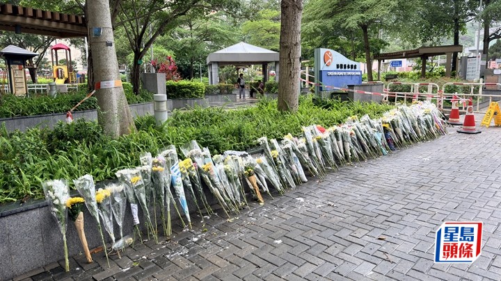 車禍現場放滿市民致祭的鮮花。梁國峰攝