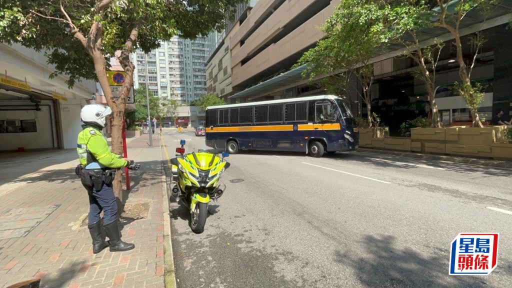 東區走廊私家車撞懲教署囚車後不顧而去 被押解20歲女子輕傷