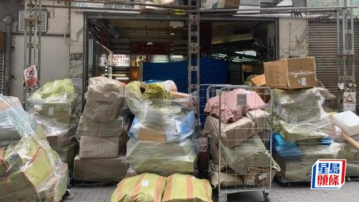 集運提貨點遍地開花,有業內人士指,貨量與網購平台的免運政策掛鉤。