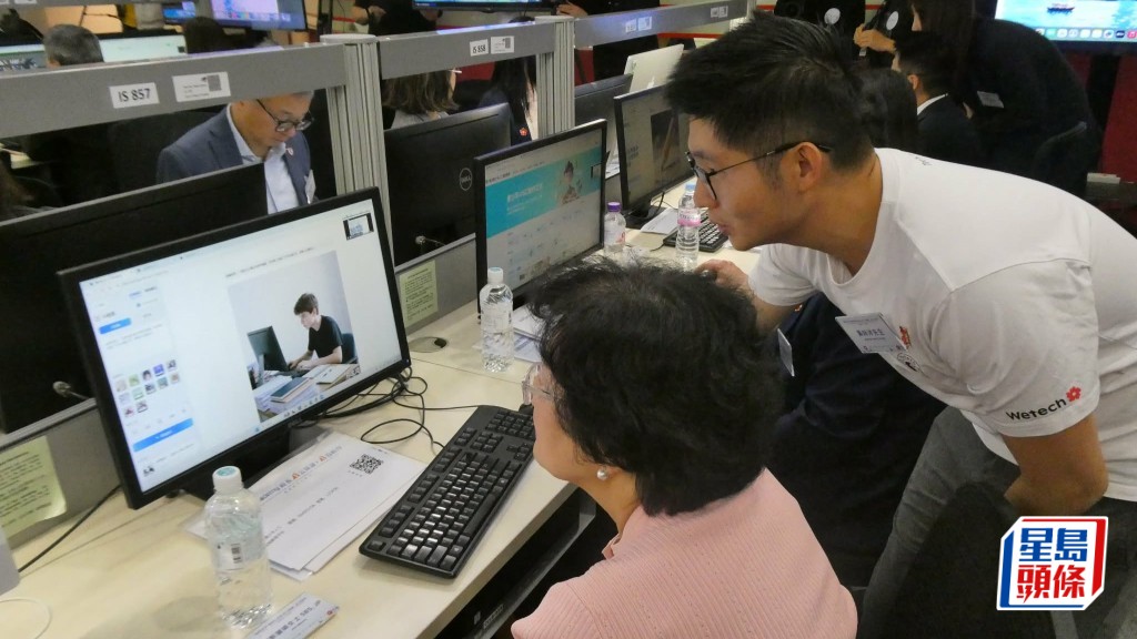 數十名學校校長率先參與「校長AI公開課」，嘗試使用「青少年人工智能教育平台」的不同功能。歐文瀚攝