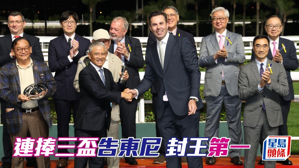 告東尼 (左) 昨日憑「君子傳承」與「美麗第一」起孖,個人連贏四日之餘,最近三次賽事更連捧三盃,時近煞科風頭最勁。