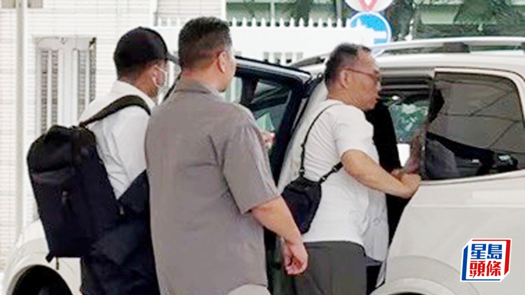 被告關家俊(戴帽及口罩者)早前承認欺詐等4罪,今早被判200小時社會服務令。黃巧兒攝
