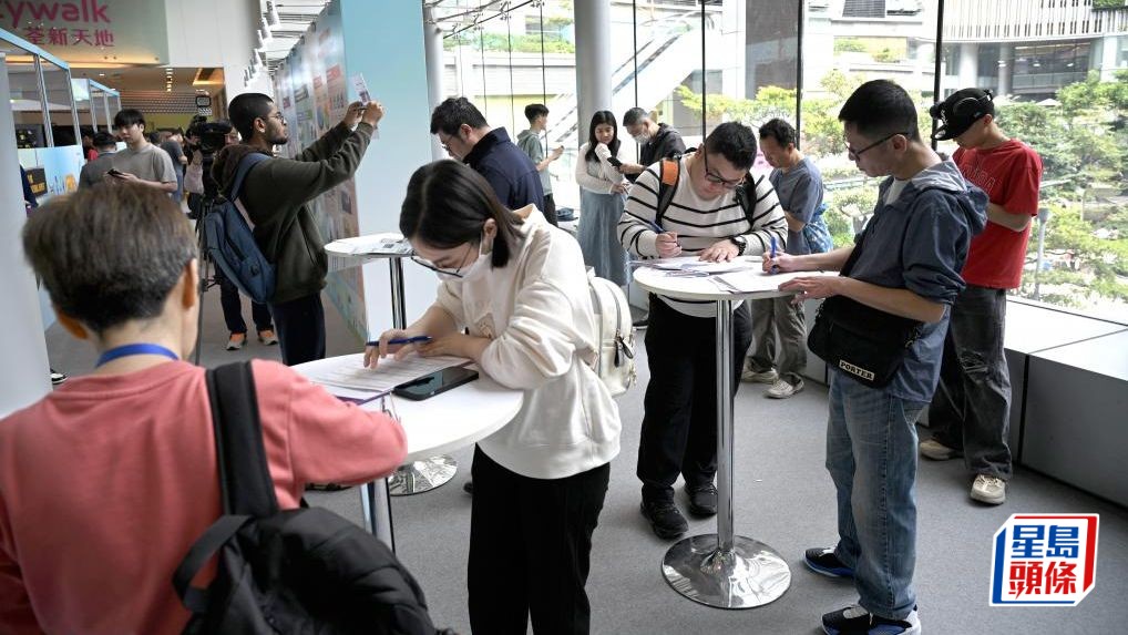 政府早前表示，2022至2025年間，適合大學畢業生的全職職位空缺減少約5萬個。