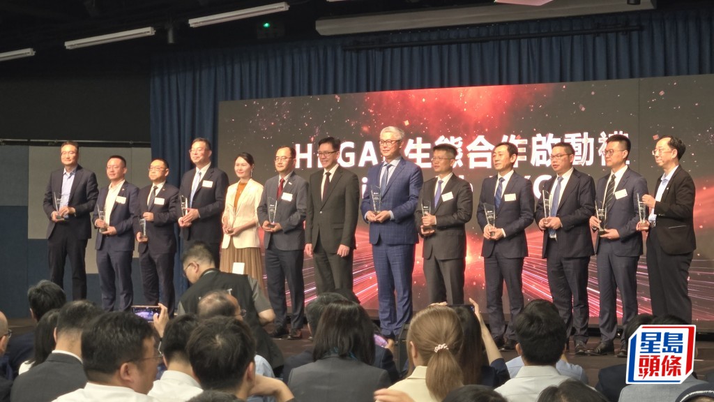 孫東（左七）向HKGAI合作夥伴頒發獎座。高俊謙攝