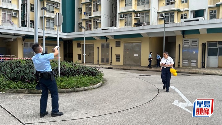 警员调查死者堕楼位置。蔡楚辉摄