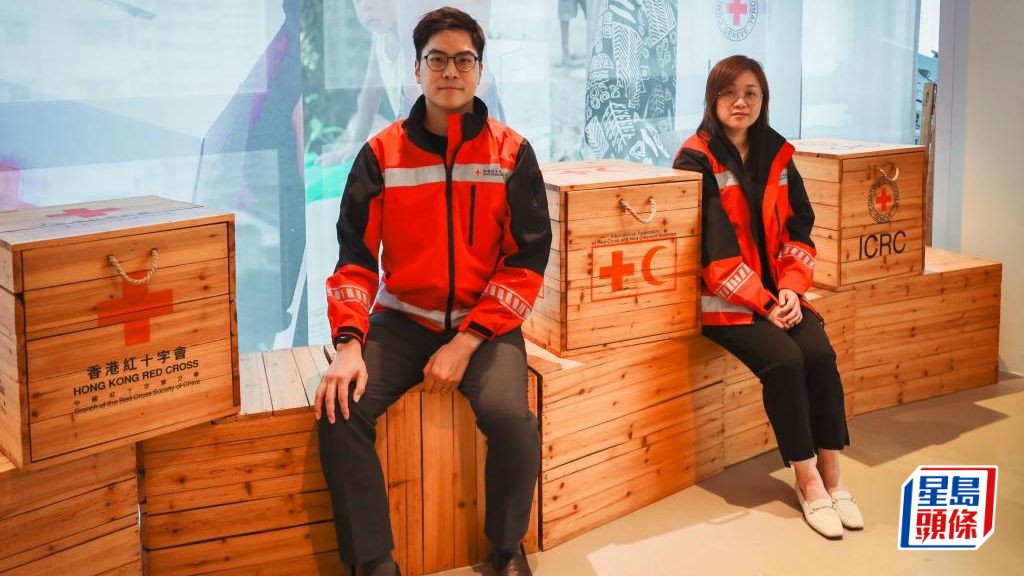香港紅十字會總監凌靜妍（右）和國際及賑災服務經理王志浩（左）期望與災民共渡難關。