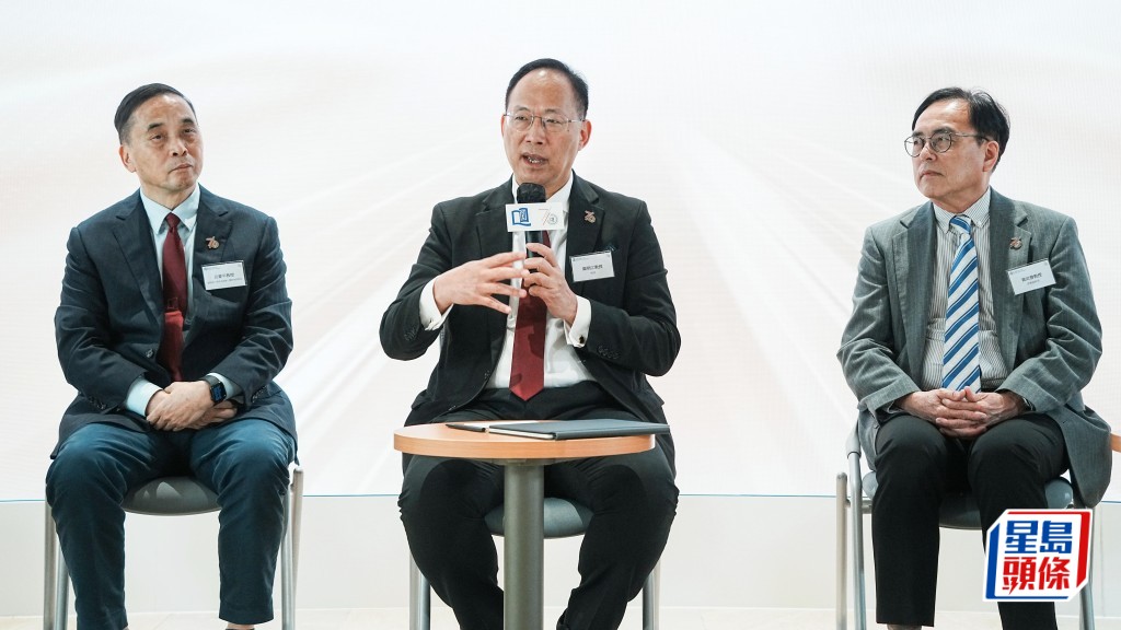衞炳江（中）直言，曾就香港是否需要多一間私立大學作「靈魂拷問」，經詳細考慮後才作決定。旁為副校長（研究及拓展）暨研究院院長呂愛平（左）及常務副校長黃定發。汪旭峰攝