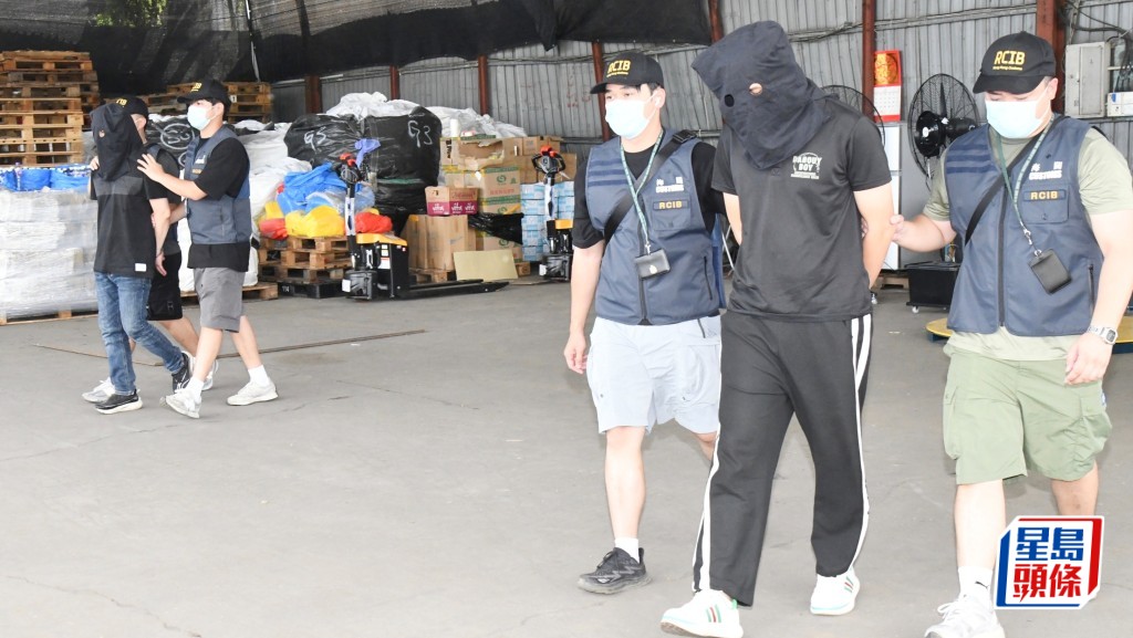 海關搗上水拆貨場檢值3600萬元私煙 拘2男包括保險經紀。(徐裕民攝)